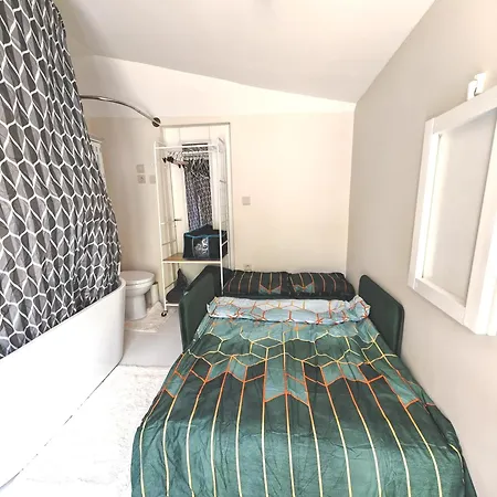 Studette La Rosee Abondante A 45 Min De Paris, 10M2, Independante, Cosy, Apaisante, Mobiliers Convertible, Wifi, Tv, Kitchenette, Sanitaires Inclus Et Visibles Dans La Meme Piece, Mini Terrasse Et Jardin, Canape-Lit 120X180, Pour 1 Ou 2 Pers Gabarit Savigny-le-Temple Exterior foto