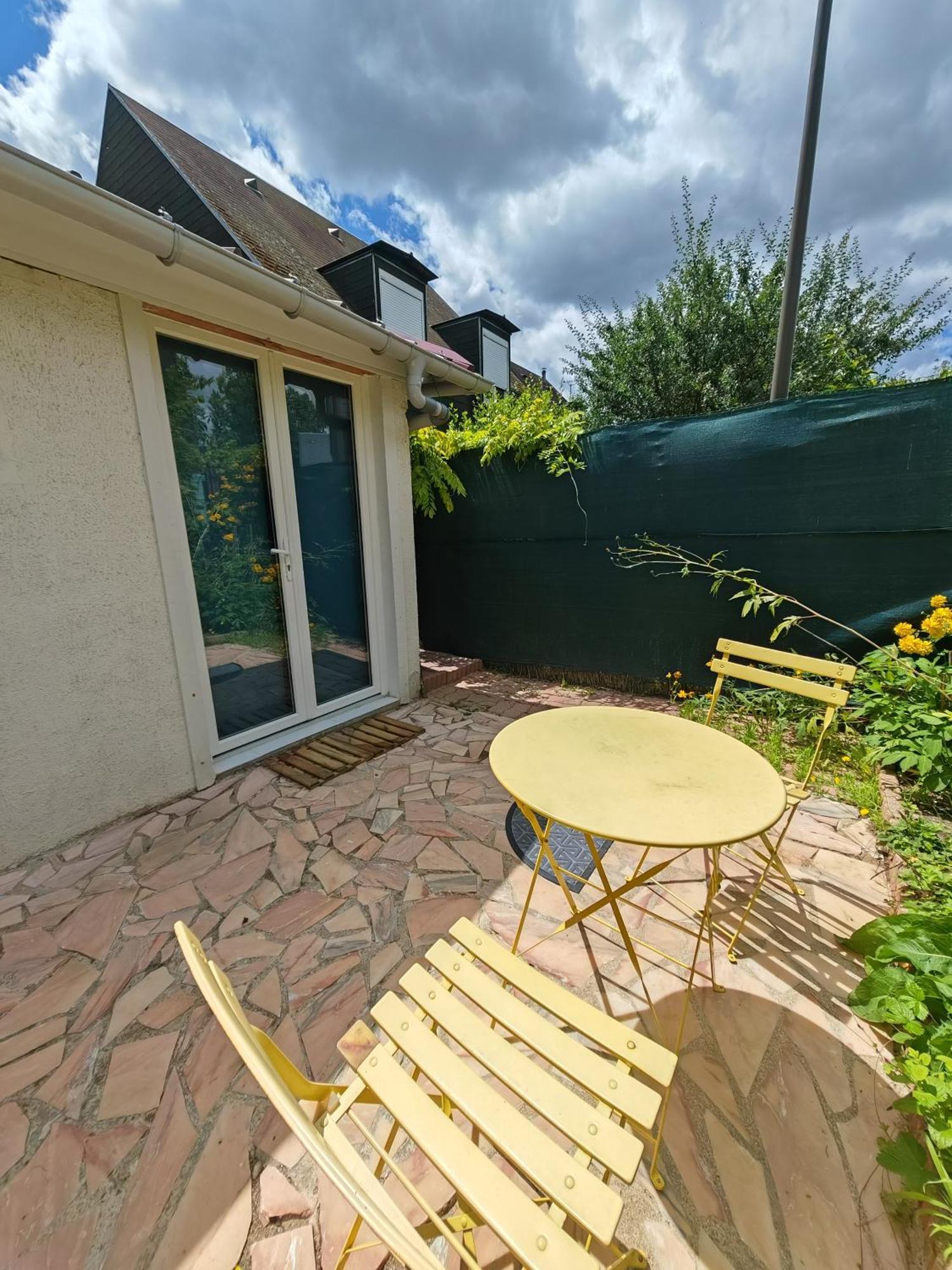 Privatunterkunft Studette La Rosee Abondante A 45 Min De Paris, 10m2, Independante, Cosy, Apaisante, Mobiliers Convertible, Wifi, Tv, Kitchenette, Sanitaires Inclus Et Visibles Dans La Meme Piece, Mini Terrasse Et Jardin, Canape-lit 120x180, Pour 1 Ou 2 Pers Gabarit Savigny-le-Temple
