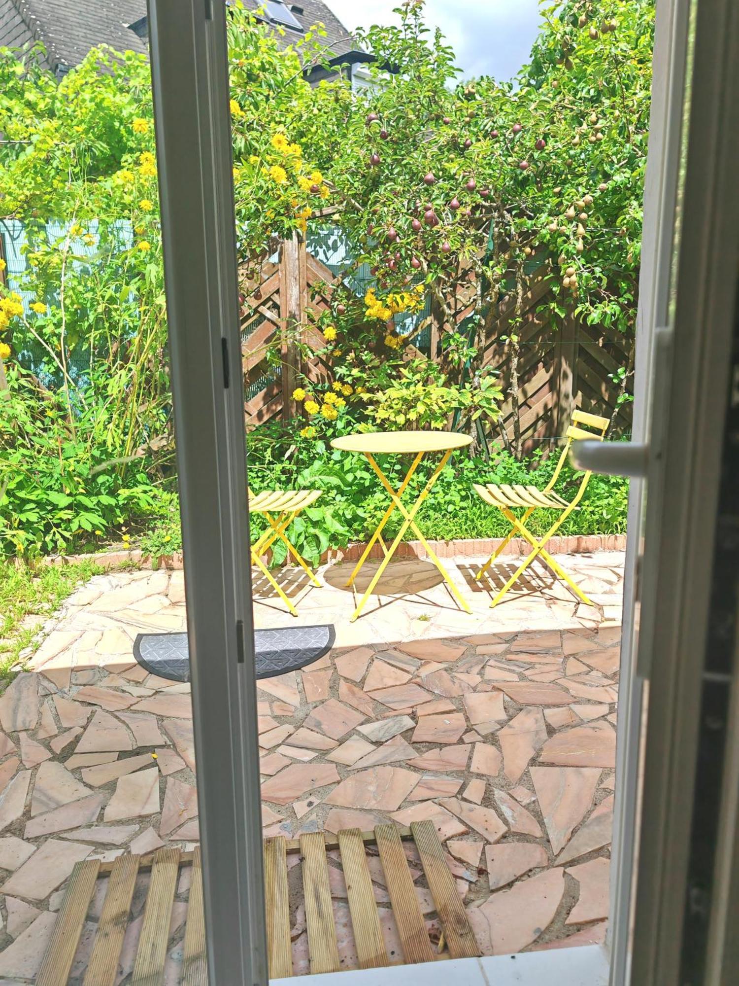 Studette La Rosee Abondante A 45 Min De Paris, 10m2, Independante, Cosy, Apaisante, Mobiliers Convertible, Wifi, Tv, Kitchenette, Sanitaires Inclus Et Visibles Dans La Meme Piece, Mini Terrasse Et Jardin, Canape-lit 120x180, Pour 1 Ou 2 Pers Gabarit Privatunterkunft Savigny-le-Temple